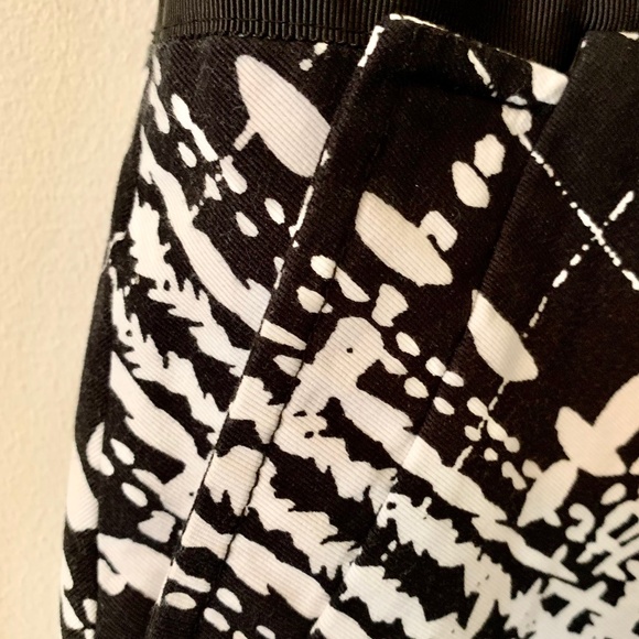 🦃 The Limited BW Abstract Pencil Skirt Size 8 - Picture 7 of 9